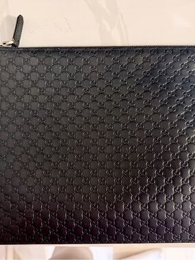 Gucci Microguccissima Pouch Embossed Leather Zip  - Navy